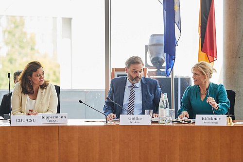 Das Gremium besteht aus Abgeordneten und Experten. - © Jörg Carstensen/dpa