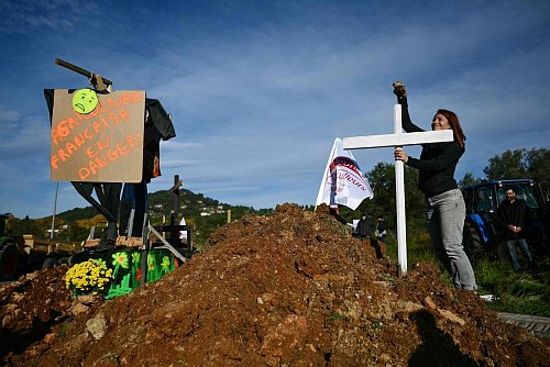 Seit Jahren protestieren europäische Landwirte gegen das geplante Abkommen. (Archivbild) - © Christophe Simon/AFP/dpa