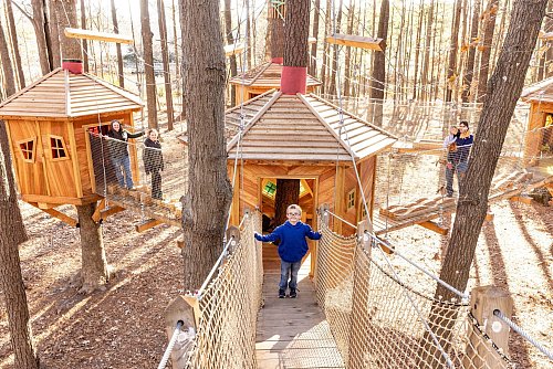 Auch schwebende Holzpfade und Baumhäuser können erkundet werden. - © Owl Creek Landing/dpa-tmn