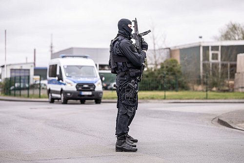 Auch vermummte Beamte mit Maschinenpistolen waren im Einsatz. - © Guido Kirchner/dpa