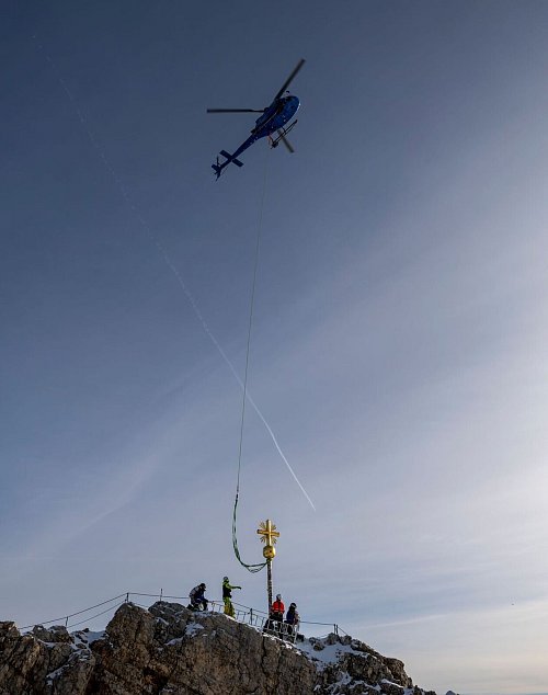 Ein Helikopter holt das Kreuz zur Restaurierung ab. (Archivbild) - © Peter Kneffel/dpa