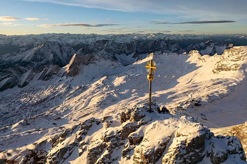 Zum Saisonstart auf der Zugspitze am 28. November soll das Kreuz wieder an seinem Platz auf dem Gipfel sein. (Archivbild) - © Peter Kneffel/dpa