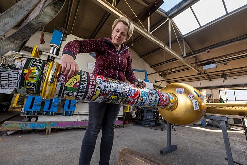 Hunderte Sticker klebten auf dem Gipfelkreuz. (Archivbild) - © Peter Kneffel/dpa