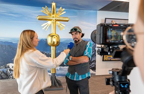 Ein Abbild des Kreuzes von Künstler Bernhard Rieger in der Bergstation ist offiziell für Aufkleber zugelassen. (Archivbild) - © Peter Kneffel/dpa