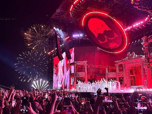 Bereits am Vorabend des Konzerts waren die ersten Fans von Lady Gaga an die Copacabana gekommen, um sich einen guten Platz zu sichern. - © Philipp Znidar/dpa