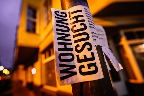 Viele Menschen in Deutschland machen sich Sorgen, eine bezahlbare Wohnung zu finden (Symbolbild). - © Oliver Berg/dpa