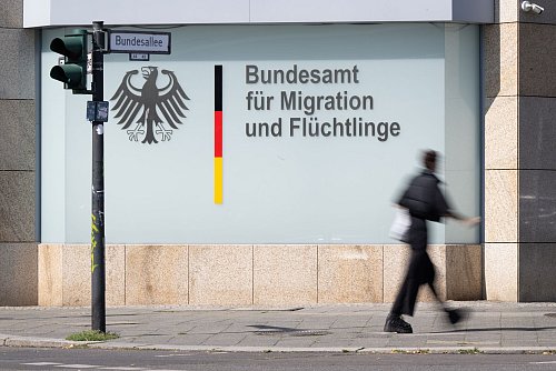 Für Geflüchtete, die in Deutschland Schutz suchen, ist das BAMF zuständig (Illustration). - © Sebastian Gollnow/dpa