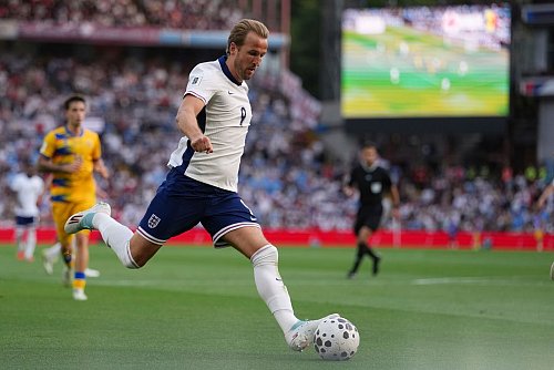 Bayern-Stürmer Harry Kane ist mit England auf WM-Kurs. - © Dave Shopland/AP/dpa