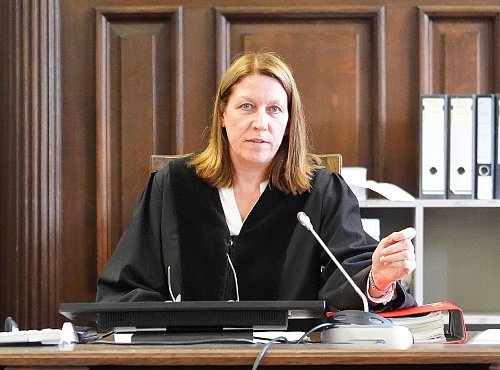Die Vorsitzende Richterin Isabel Hildebrandt sieht keinen Anlass, der Nebenklage das Fragerecht zu entziehen. - © Marcus Brandt/dpa Pool/dpa