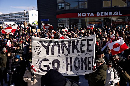 Bei Demonstrationen haben die Grönländer zuletzt klargemacht, was sie von Trumps Buhlerei halten. (Archivbild) - © Christian Klindt Soelbeck/Ritzau Scanpix Foto/AP/dpa
