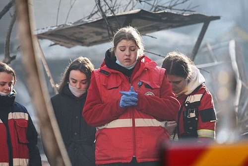 In der westukrainischen Stadt Ternopil wurde ein Wohnblock durch einen Marschflugkörper zerstört. - © Vlad Kravchuk/AP/dpa