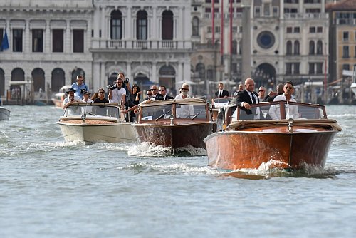 Jeff Bezos auf dem Weg zur Hochzeitsparty. - © Luigi Costantini/AP/dpa