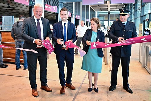 Vier neue Scanner wurden am BER eingeweiht. Sie machen die Abfertigung von Passagieren deutlich leichter. - © Sebastian Christoph Gollnow/dpa