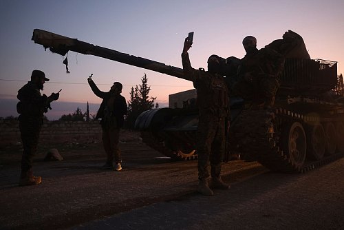 Die Rebellen sollen Aktivisten zufolge schon in Aleppo sein. - © Ghaith Alsayed/AP/dpa
