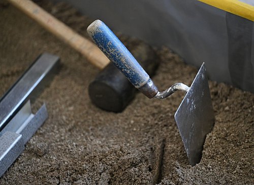 Die geplanten Milliardeninvestitionen des Staates in Infrastruktur wie Straßen und Schienen sowie in Verteidigung sollten im nächsten Jahr die Wirtschaft ankurbeln. (Symbolbild) - © Arne Dedert/dpa