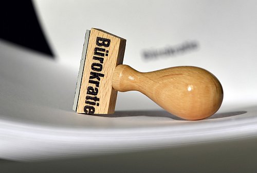 Unternehmer sehen sich durch überbordende Bürokratie ausgebremst. (Symbolbild) - © Ralf Hirschberger/dpa-Zentralbild/dpa