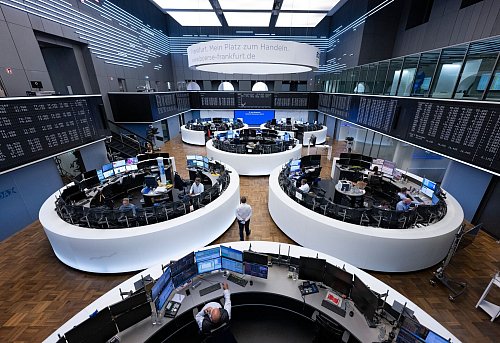 Börse in Frankfurt: Die EU will das Zusammenwachsen ihrer Finanzmärkte vorantreiben, doch die Bemühungen stocken (Archivbild). - © Boris Roessler/dpa