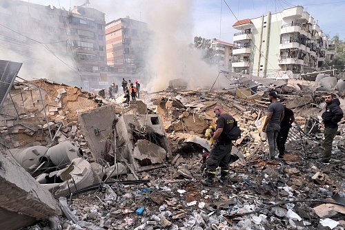 Nach Angaben der israelischen Armee soll ein Drohnenlager der Hisbollah angegriffen worden sein. - © Hussein Malla/AP/dpa