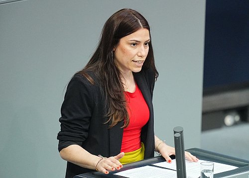 Die Linken-Abgeordnete Cansin Köktürk setzte mit ihrer Kleidung ein politisches Zeichen - und musste deshalb den Plenarsaal verlassen. - © Michael Kappeler/dpa