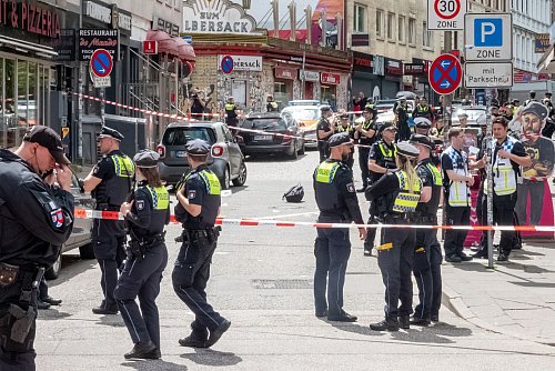 Der vor Gericht stehende 39-Jährige soll auf der Reeperbahn mit einem Hammer auf Passanten und Polizisten losgegangen sein. (Archivfoto) - © Bodo Marks/dpa