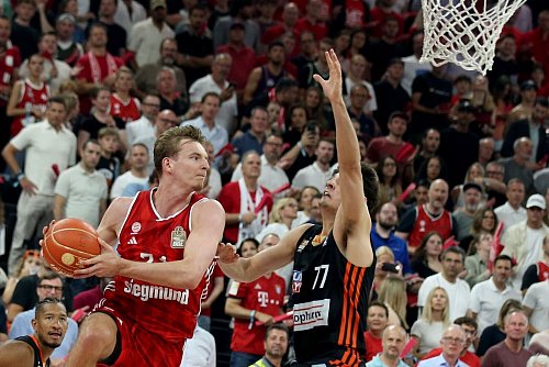 Justus Hollatz (links) und Ben Saraf kämpfen um den Ball. - © Matthias Stickel/dpa