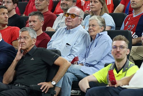 Fieberten auf der Tribüne mit: Uli Hoeneß und Herbert Hainer. - © Matthias Stickel/dpa