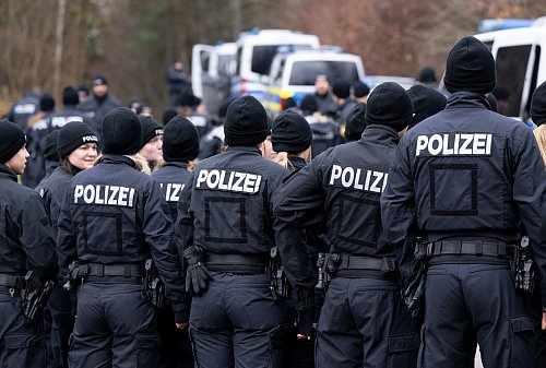 Bis zu 200 Polizisten waren bei der Suchaktion im Einsatz. - © Sven Hoppe/dpa