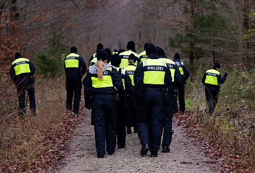 Das Waldgebiet bei München wurde durchkämmt. - © Sven Hoppe/dpa