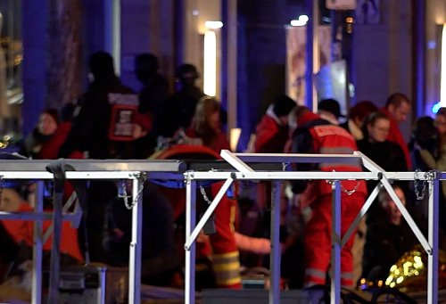 Rettungskräfte kümmerten sich um die vielen Verletzten. - © Thomas Schulz/dpa