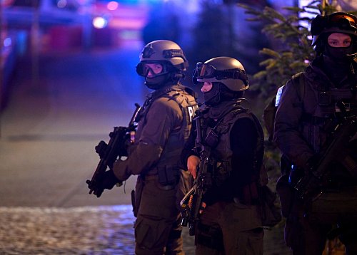 Nach dem Anschlag waren auch Sondereinsatzkräfte der Polizei im Einsatz auf dem Weihnachtsmarkt. - © Heiko Rebsch/dpa