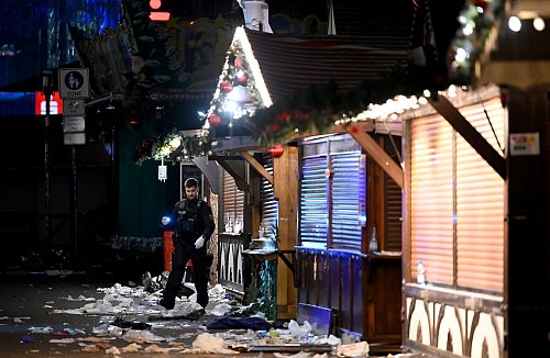 Auf dem Weihnachtsmarkt in Magdeburg ist ein Autofahrer in eine Menschengruppe gefahren. - © Heiko Rebsch/dpa