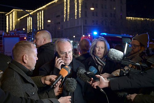 Ministerpräsident Reiner Haseloff (M, CDU) gibt ein Statement ab. - © Heiko Rebsch/dpa
