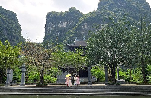 Su?i Tiên-Tempel: Ein paar Stufen führen zu dem palastartigen Holzbau mit Pagodendach, in dessen Innerem Besucher vor verzierten goldenen Statuen knien und beten. - © Bettina Haagen/dpa-tmn