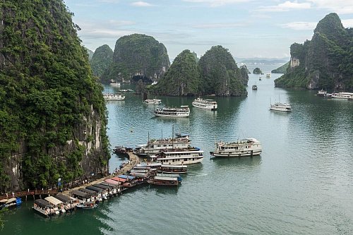 Das Original liegt am Meer: die Halong-Bucht mit ihren berühmten Felsen. - © Philipp Laage/dpa-tmn