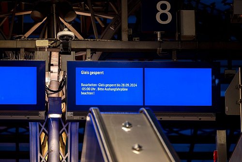 Der Kölner Hauptbahnhof war in der Nacht zum Samstag komplett gesperrt. - © Thomas Banneyer/dpa