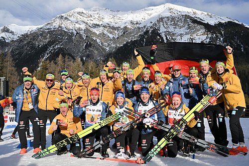 Das deutsche Team will in Lenzerheide noch öfter jubeln. - © Martin Schutt/dpa