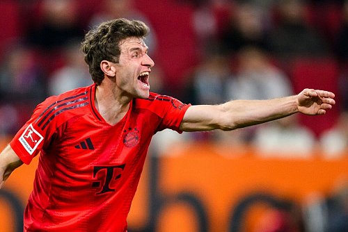 In Augsburg löste Thomas Müller den verletzten Jamal Musiala ab und gab gleich energisch Kommandos. - © Tom Weller/dpa