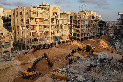 Ägyptische Arbeiter suchen mit schwerem Gerät nach sterblichen Überresten von Geiseln. (Archivbild) - © Jehad Alshrafi/AP/dpa