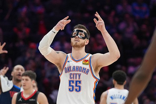 Spielt wegen einer Gesichtsprellung derzeit mit einer Maske: Isaiah Hartenstein. - © Kyle Phillips/AP/dpa