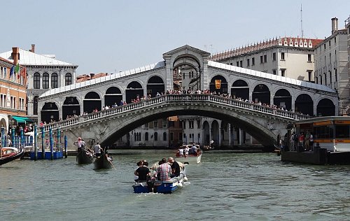 Für Hausboot-Skipper tabu: Der Canal Grande, hier an der Rialtobrücke, ist kleineren Booten und Gondeln vorbehalten. - © Andrea Warnecke/dpa-tmn