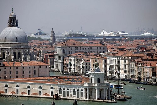 Kreuzfahrtschiffe liegen im Hafen von Venedig. Seit Sommer 2021 dürfen die schwimmenden Städte allerdings nicht mehr im historischen Zentrum anlegen. - © Luca Bruno/AP/dpa-tmn