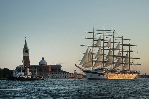 Die fünfmastige «Royal Clipper», mit über 130 Metern Länge eines der größten Segelschiffe der Welt, wird Richtung Adria geschleppt. - © Stefan Weißenborn/dpa-tmn