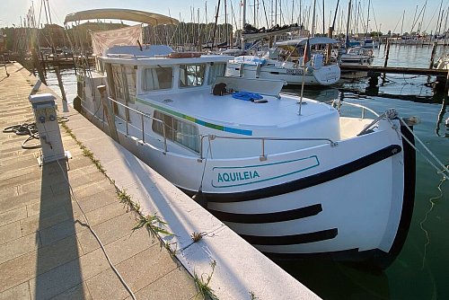 Festgemacht in der Marina Diporto Velico Veneziano auf der kleinen Insel Sant\\\'Elena: unser Hausboot «Aquileia». - © Stefan Weißenborn/dpa-tmn