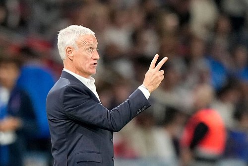Die Pfiffe gegen ihn vor dem Spiel - Didier Deschamps hat sie gar nicht mitbekommen, sagt er. - © Michel Euler/AP/dpa