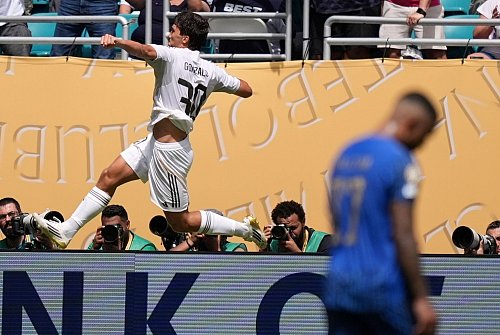 Real-Youngster Gonzalo Garcia ersetzte Kylian Mbappe und traf zum 1:0 für Real. - © Rebecca Blackwell/AP/dpa