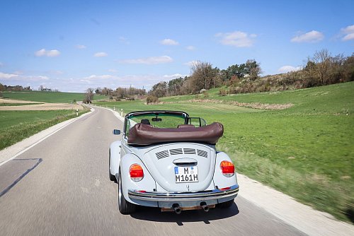 Ist das noch ein Original-Käfer? Darüber lässt sich streiten, nicht aber über den Fahrspaß, meint der Autor. - © Thomas Geiger/dpa-tmn