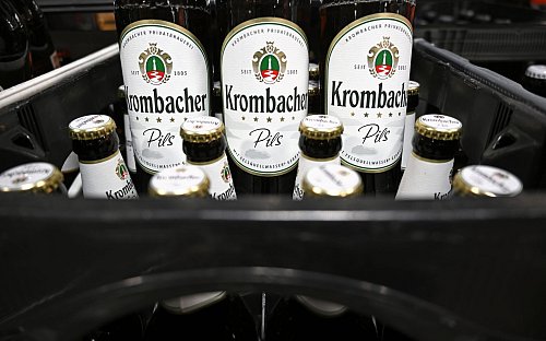 Das Bier von Krombacher war zuletzt häufig im Angebot. (Symbolbild) - © Martin Schutt/dpa