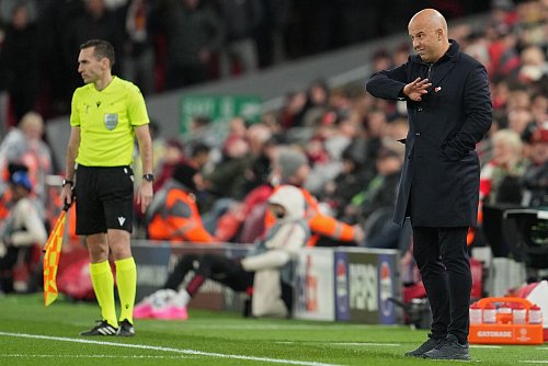 Trainer Arne Slot lobte Wirtz nach dem Spiel. - © Jon Super/AP/dpa