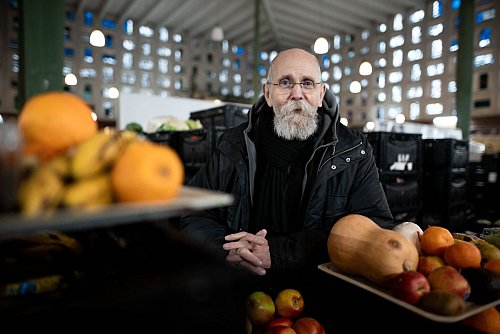 Es fehlt massiv an Ehrenamtlern bei den Tafeln. Auch der Oberhausener Tafelvorstand Friedhelm Bever muss mit 77 Jahren beim Kistenschleppen noch kräftig anpacken. - © Fabian Strauch/dpa