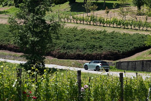 Auf ausgedehnter Landpartie: Die kann man dem Lancia Ypsilon bei einer Normreichweite von mehr als 400 Kilometern völlig sorgenfrei zutrauen. - © Lancia/dpa-tmn